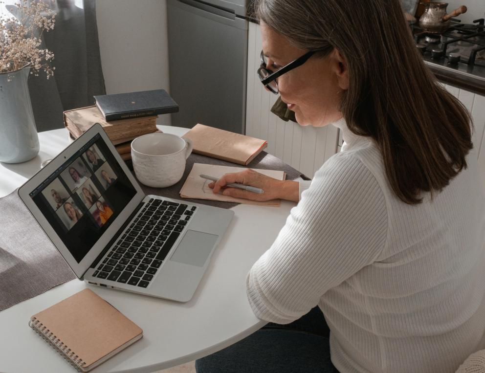 People meeting virtually.